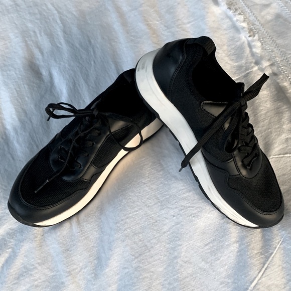 Banana Republic Shoes - Pair of Banana Republic sneakers (*)